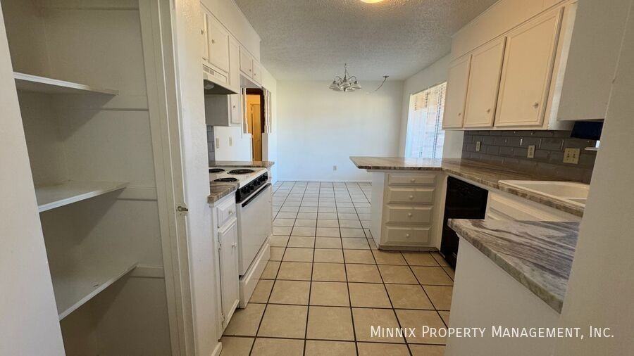 8206 Lynnhaven Ave - Photo 6 of 29