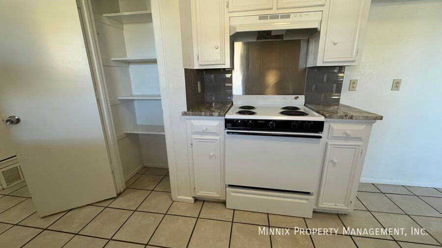 8206 Lynnhaven Ave - Photo 7 of 29