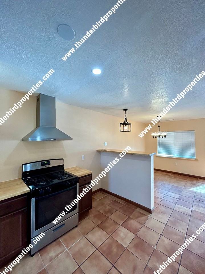 1307 San Mateo Blvd Se - Photo 2 of 8