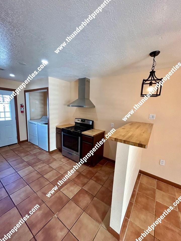 1307 San Mateo Blvd Se - Photo 3 of 8