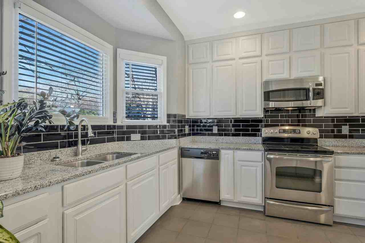 1005 Glendale Lane - Photo 7 of 26