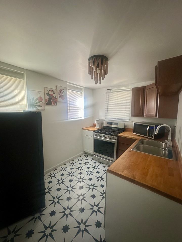 1922 West Washington Street - Photo 3 of 14