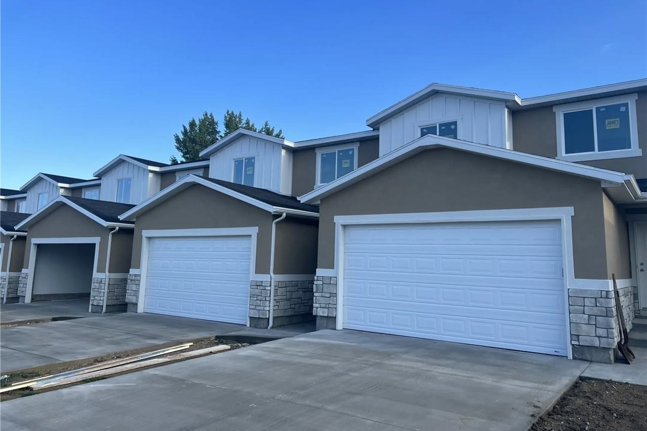 447 E 625 S - Photo 2 of 23