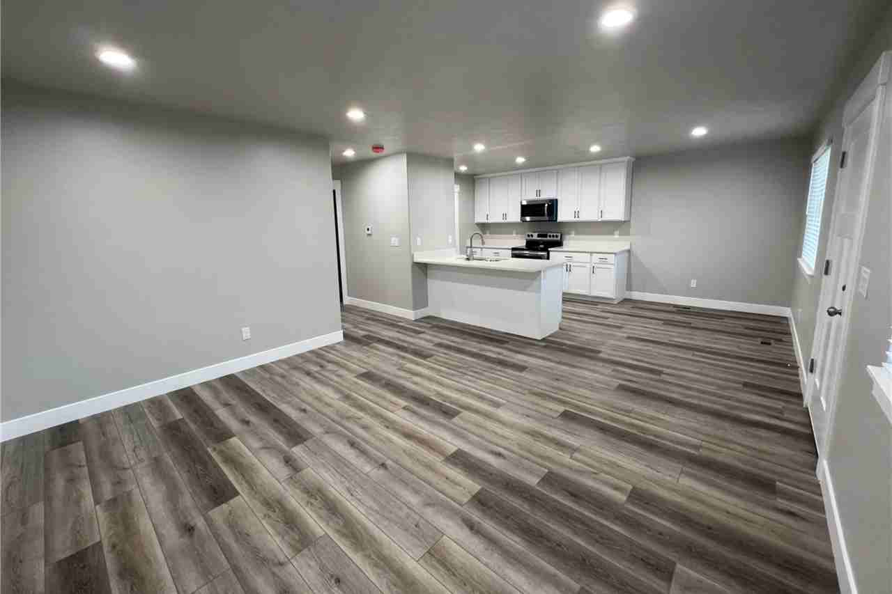 447 E 625 S - Photo 3 of 23