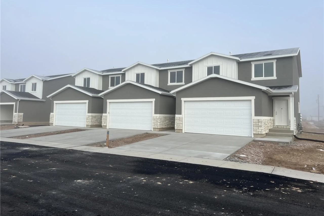 343 S Center St - Photo 2 of 19