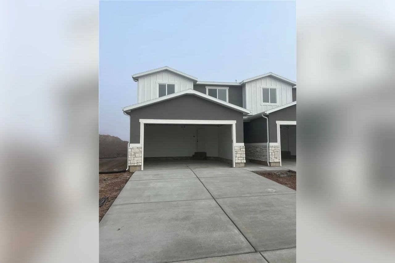 343 S Center St - Photo 3 of 19