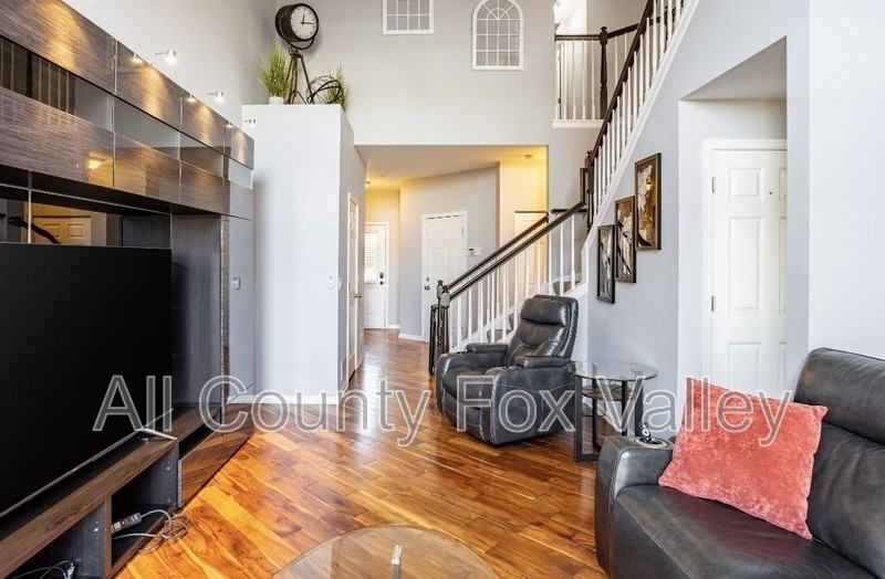 2176 Yale Cir - Photo 2 of 35