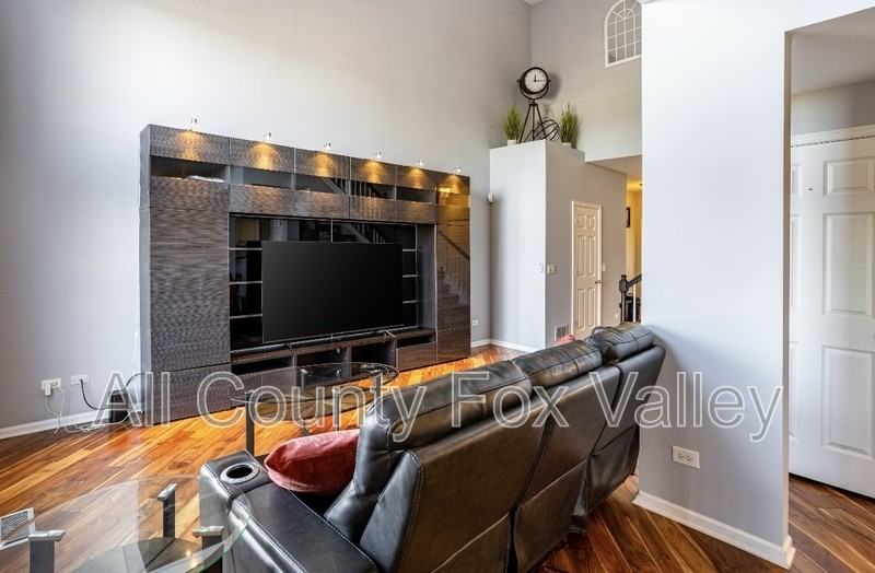 2176 Yale Cir - Photo 3 of 35