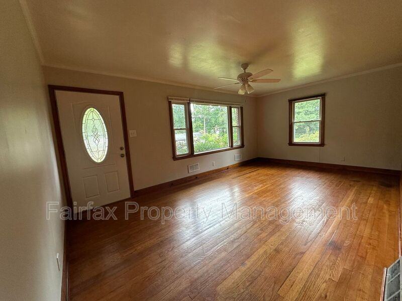 118 N Oak St - Photo 2 of 10