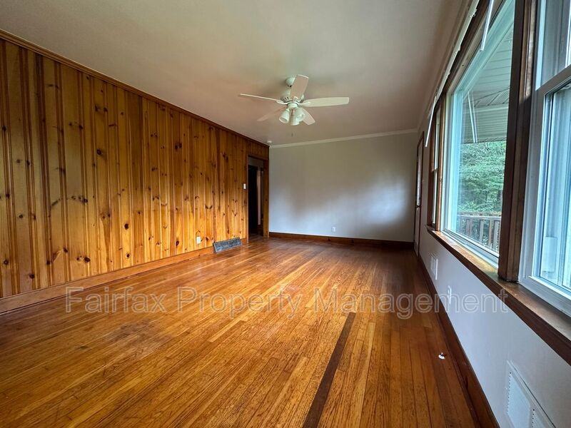 118 N Oak St - Photo 3 of 10