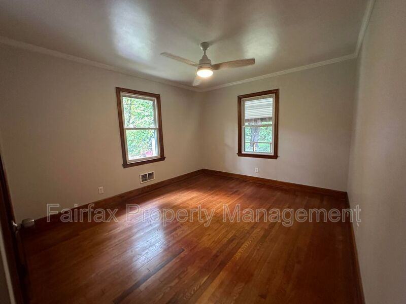 118 N Oak St - Photo 4 of 10