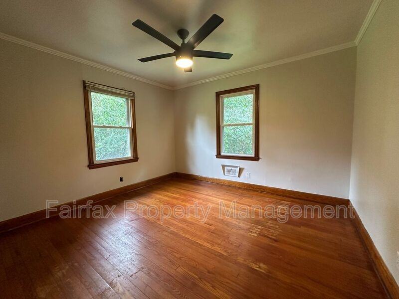 118 N Oak St - Photo 5 of 10