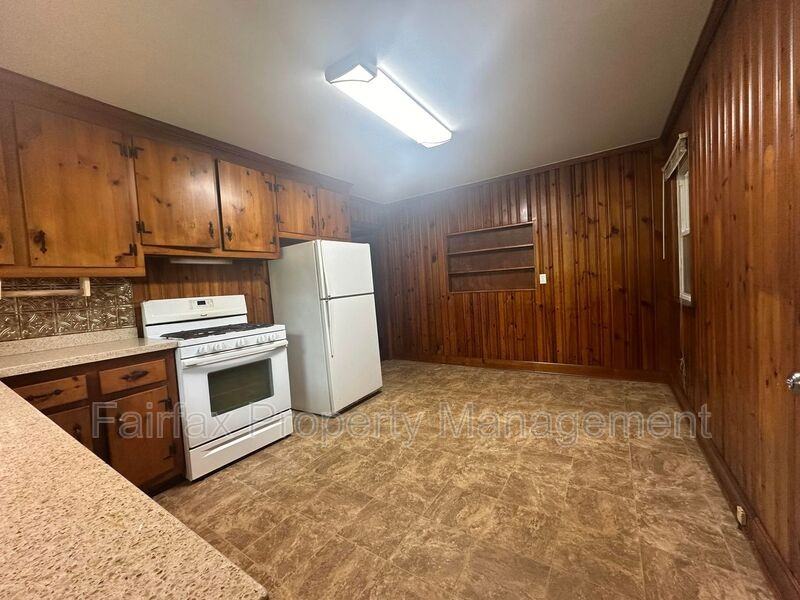 118 N Oak St - Photo 7 of 10
