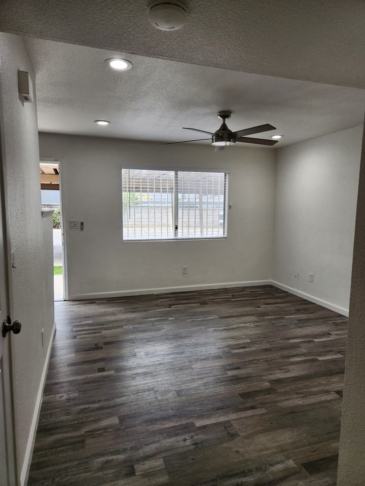 2225 S Lee Ave - Photo 2 of 12