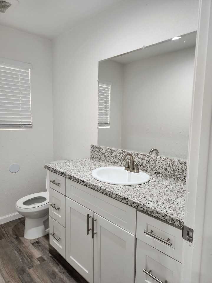 2225 S Lee Ave - Photo 3 of 12