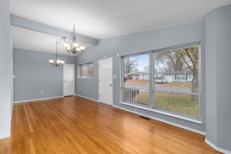 550 Versailles Dr - Photo 2 of 18