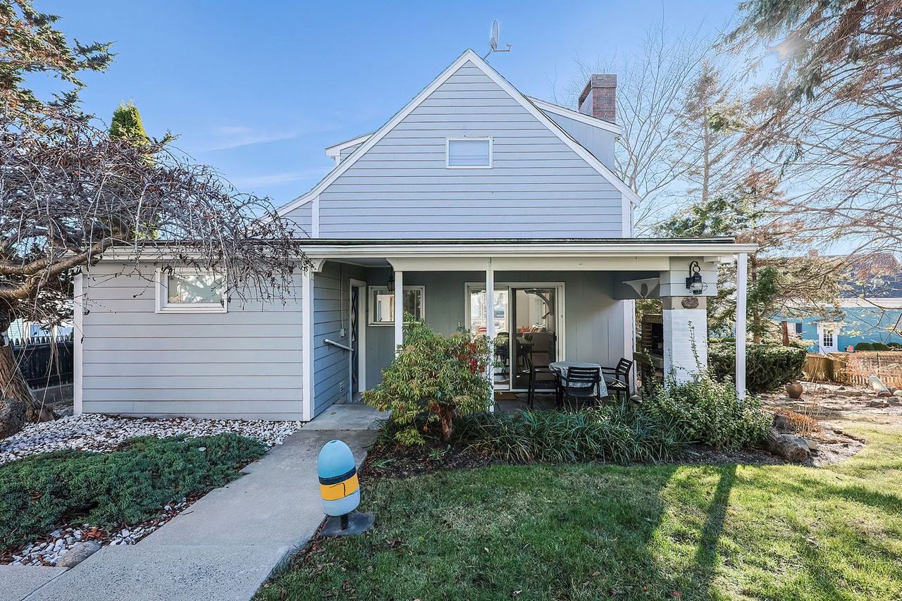 42 Rocky Neck Ave - Photo 2 of 36
