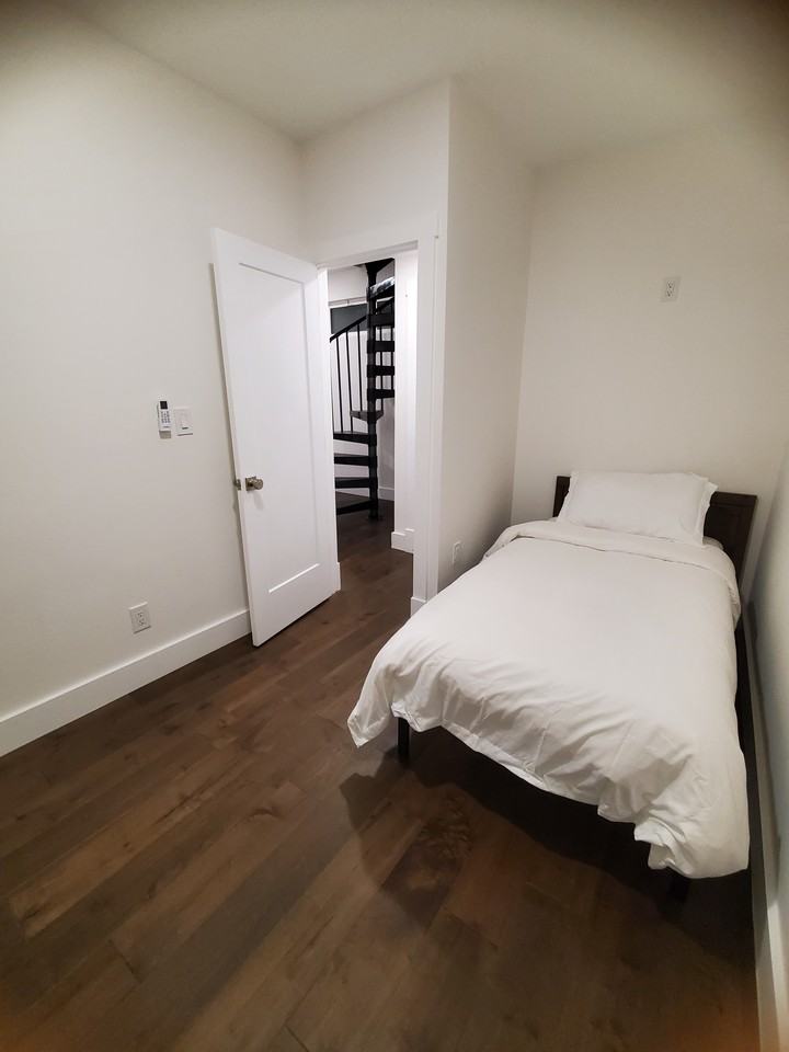 4300 10th St Ne #2 - Photo 6 of 24