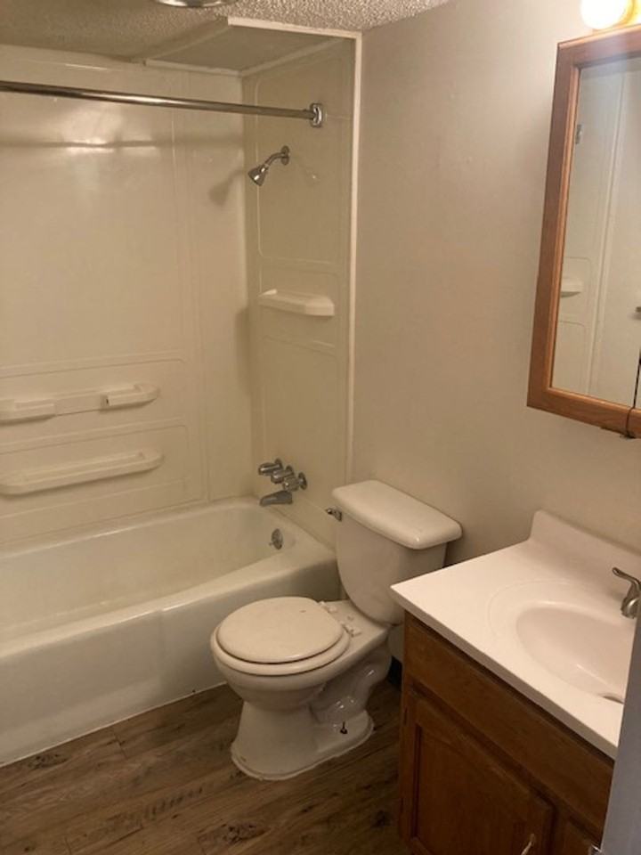 Evergreen Apartments - Photo 4 of 10