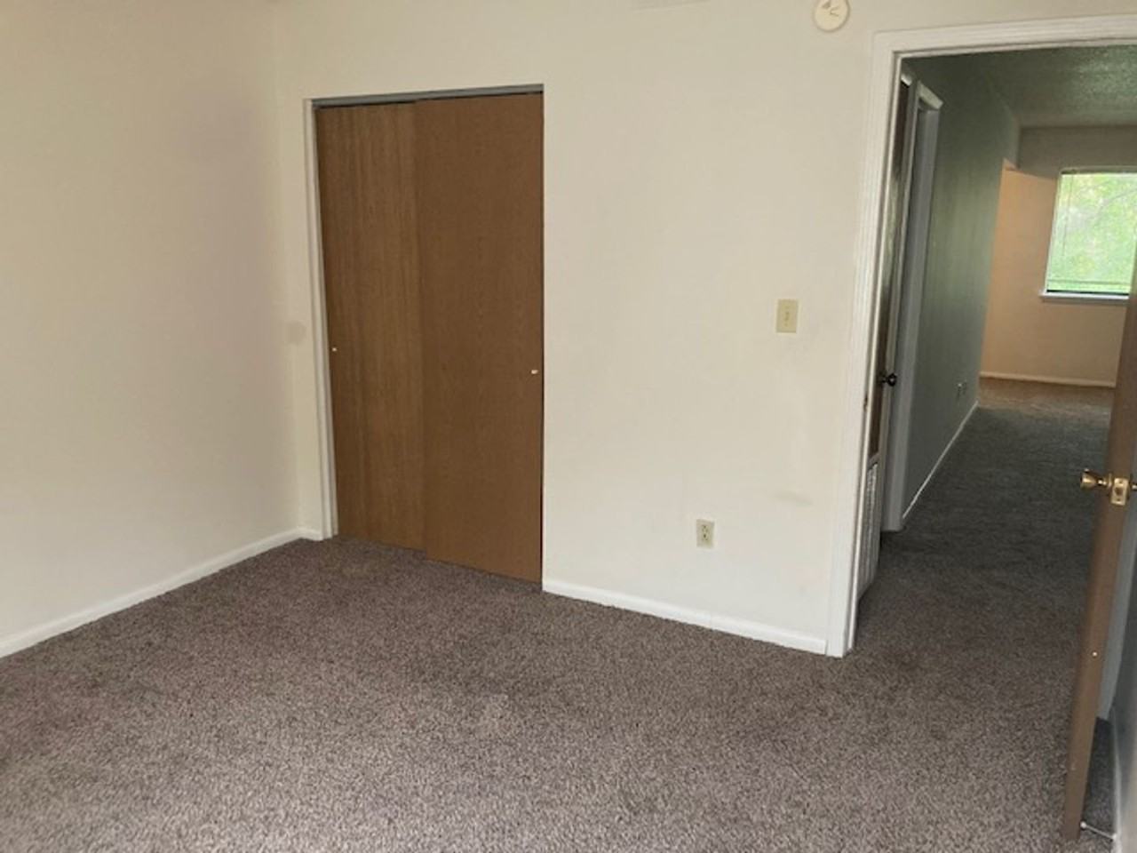 Evergreen Apartments - Photo 5 of 10