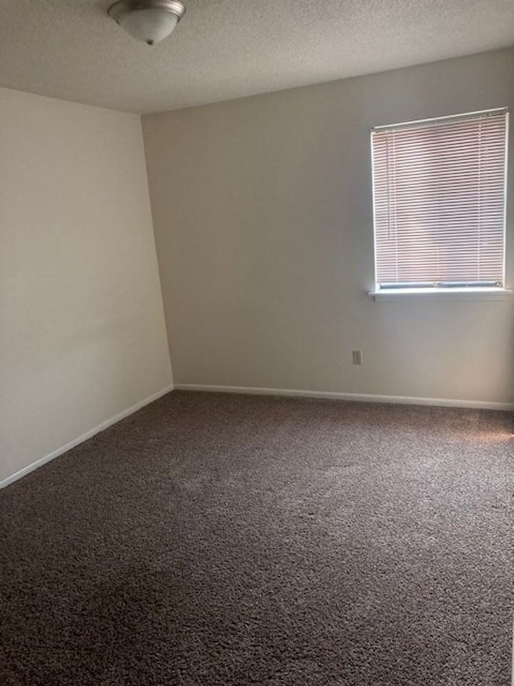 Evergreen Apartments - Photo 7 of 10