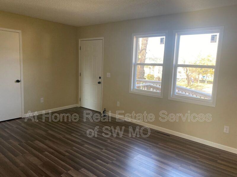 2428 W Phelps St - Photo 3 of 15