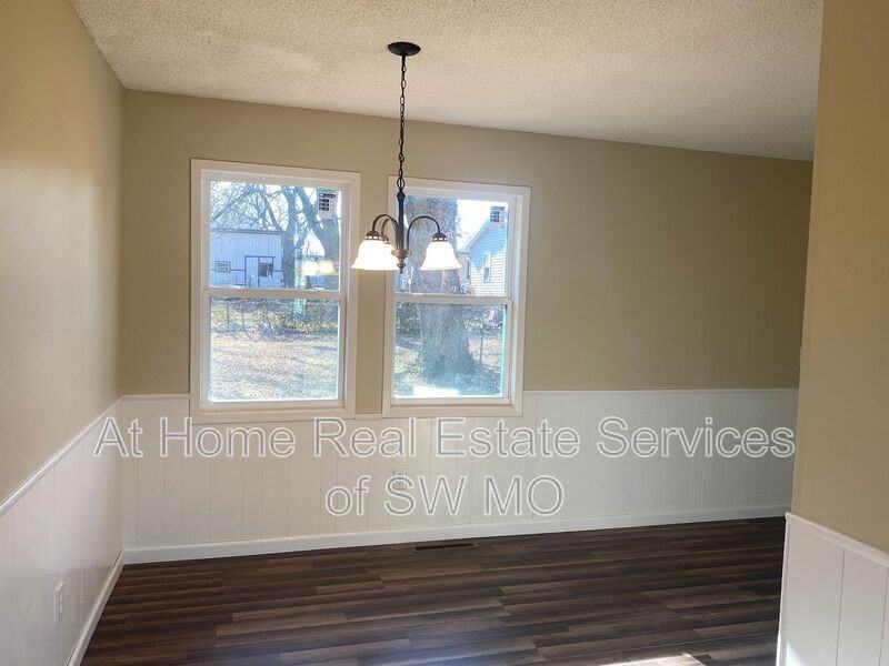 2428 W Phelps St - Photo 4 of 15