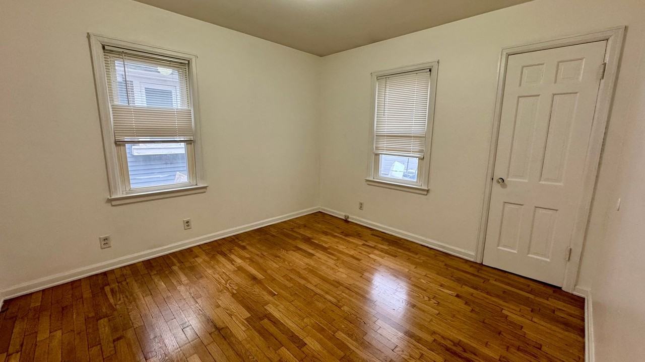 109 Youell Ave Se - Photo 2 of 15