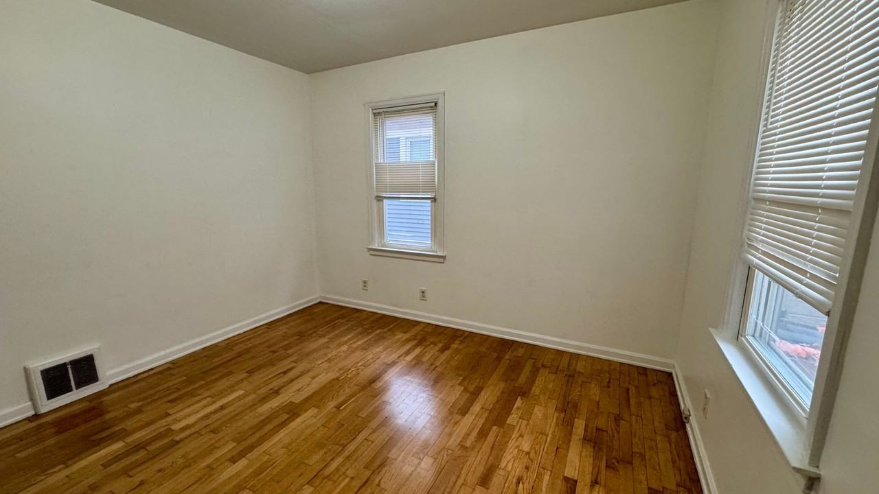 109 Youell Ave Se - Photo 3 of 15