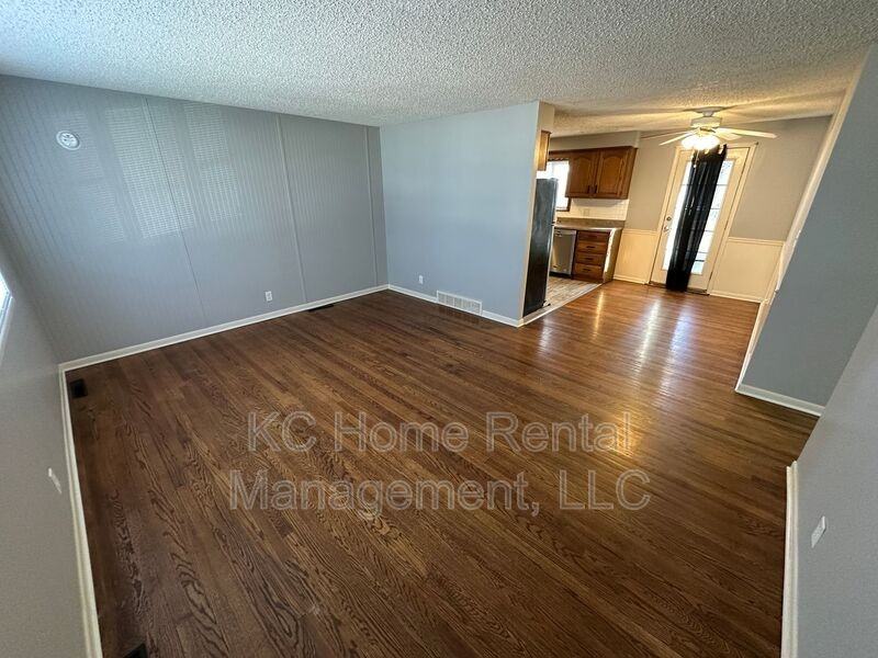 8603 Winchester Ave - Photo 3 of 38