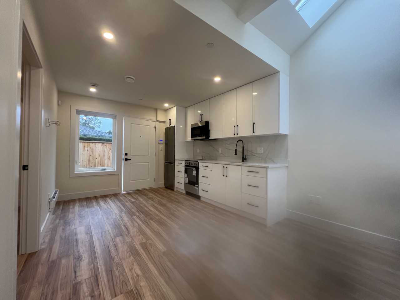 1379 Devonshire Crescent #1 - Photo 3 of 7