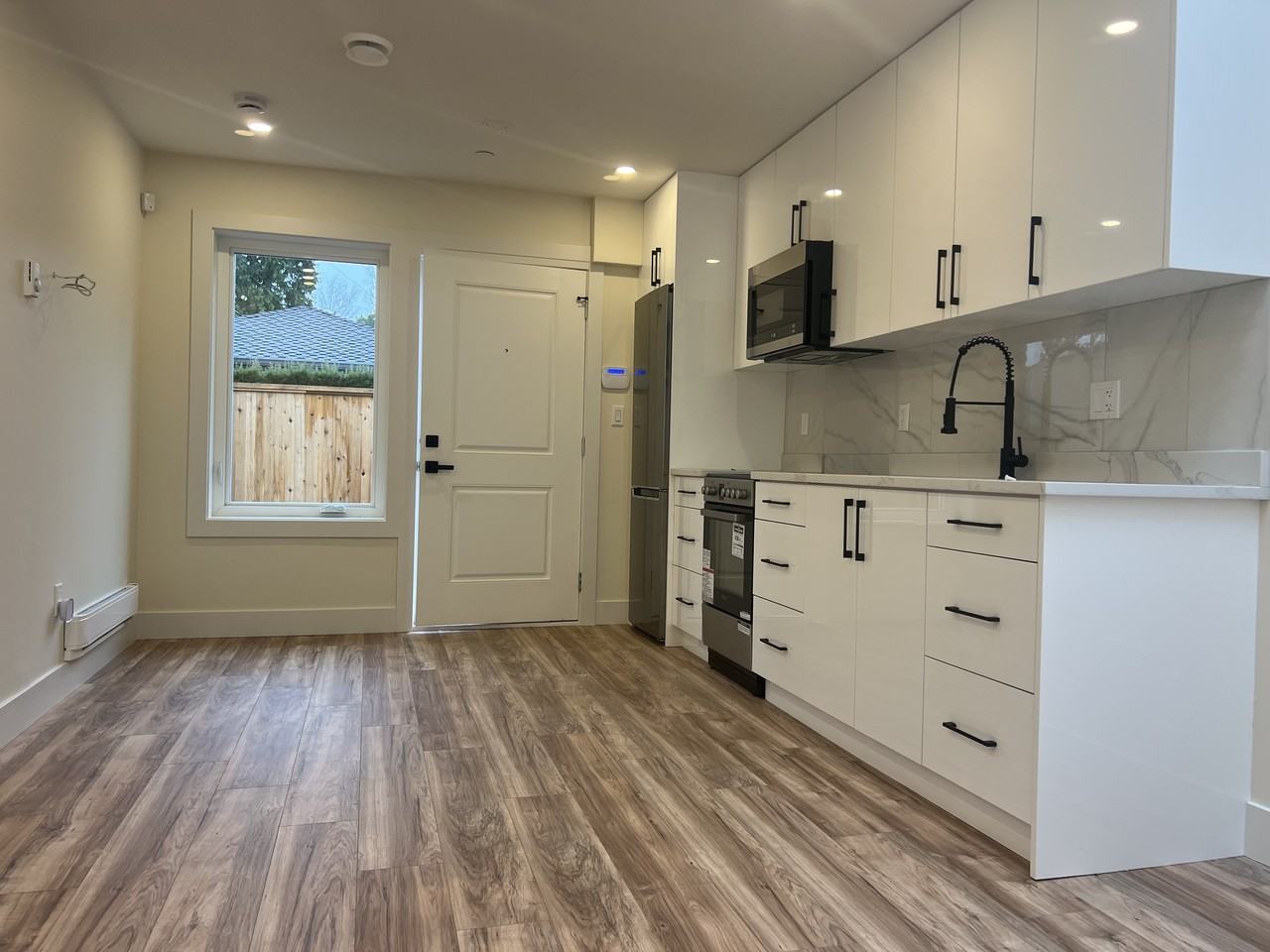 1379 Devonshire Crescent #1 - Photo 4 of 7