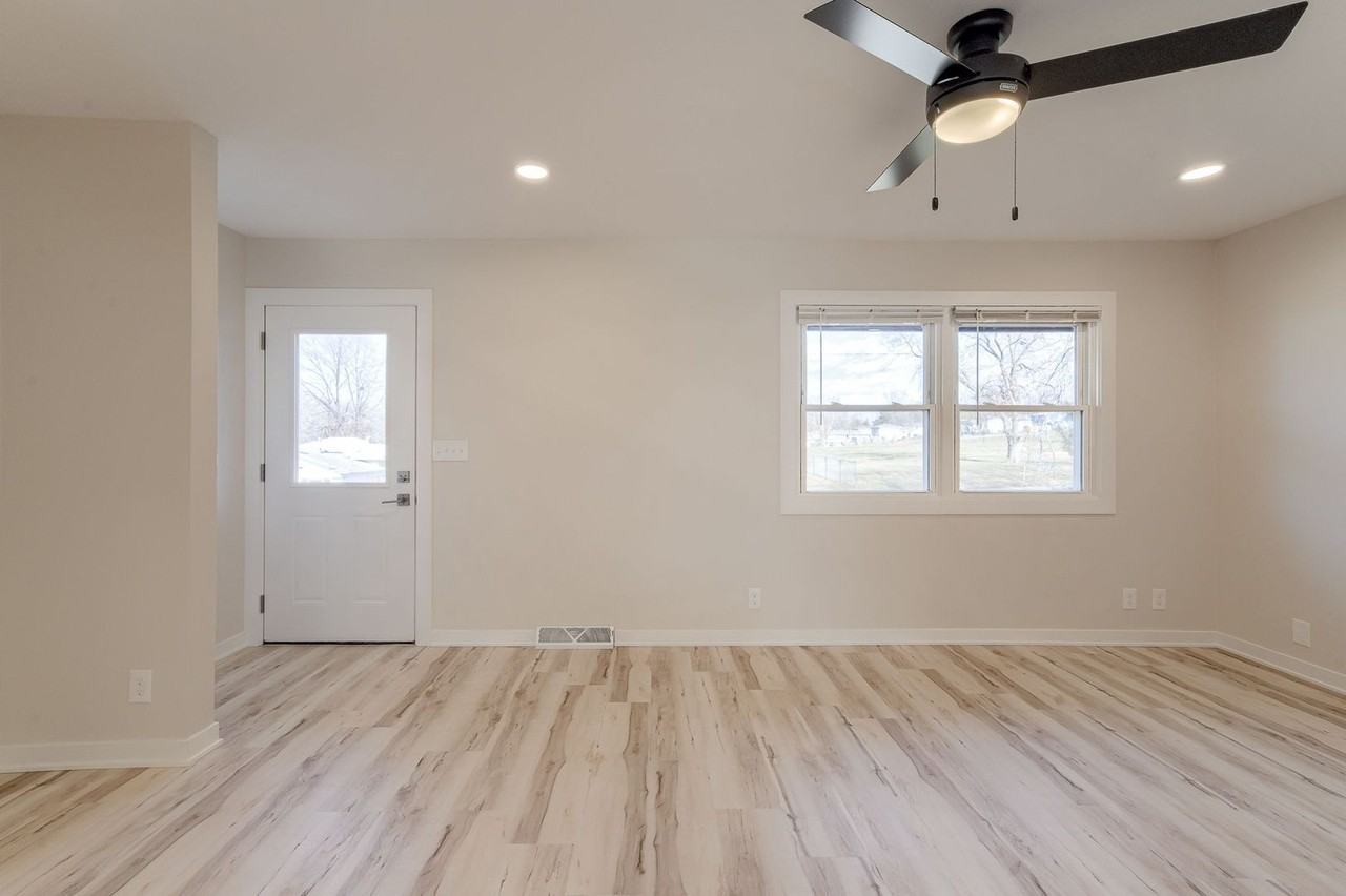 12455 Weir St - Photo 4 of 33