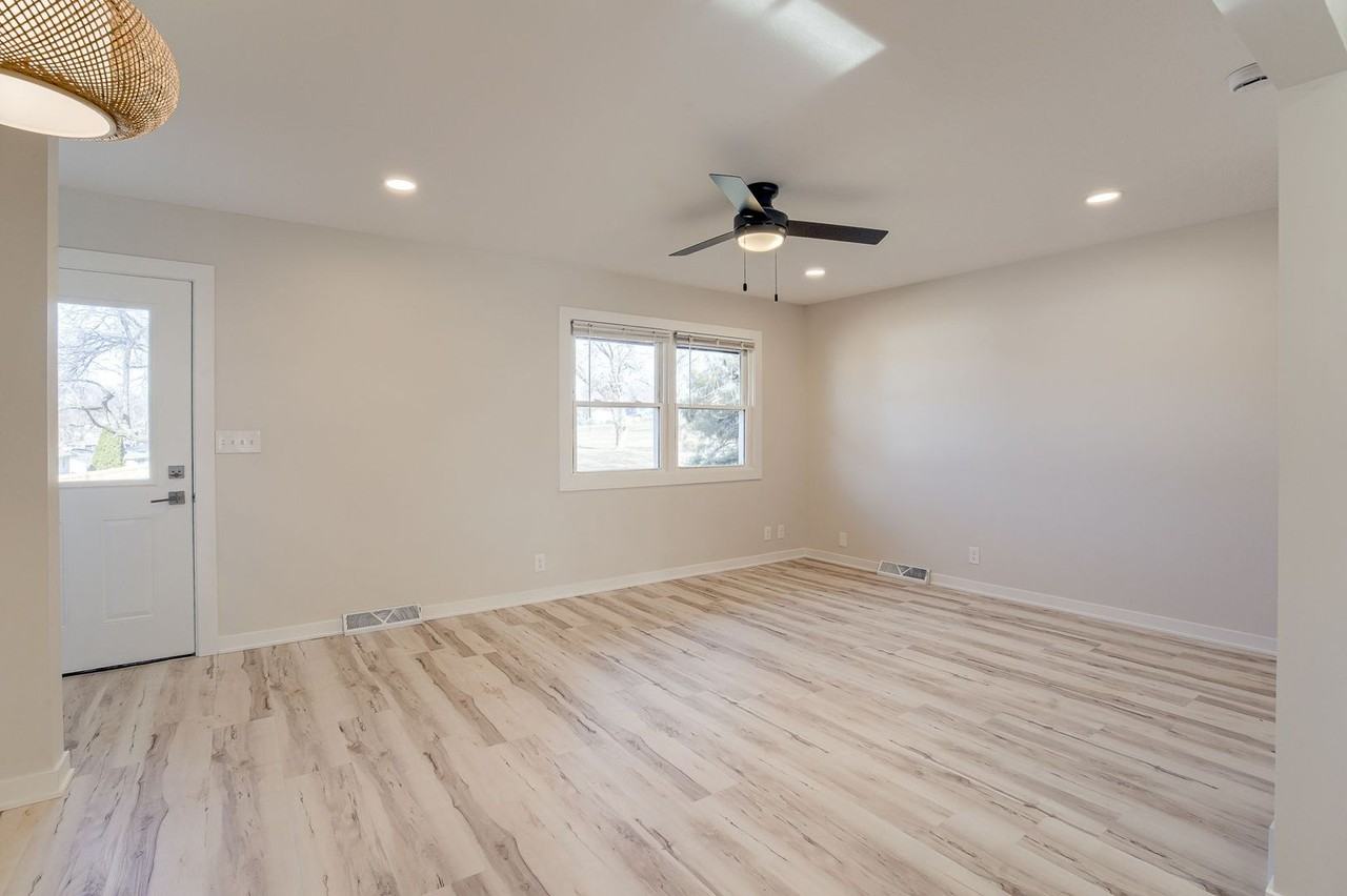 12455 Weir St - Photo 5 of 33