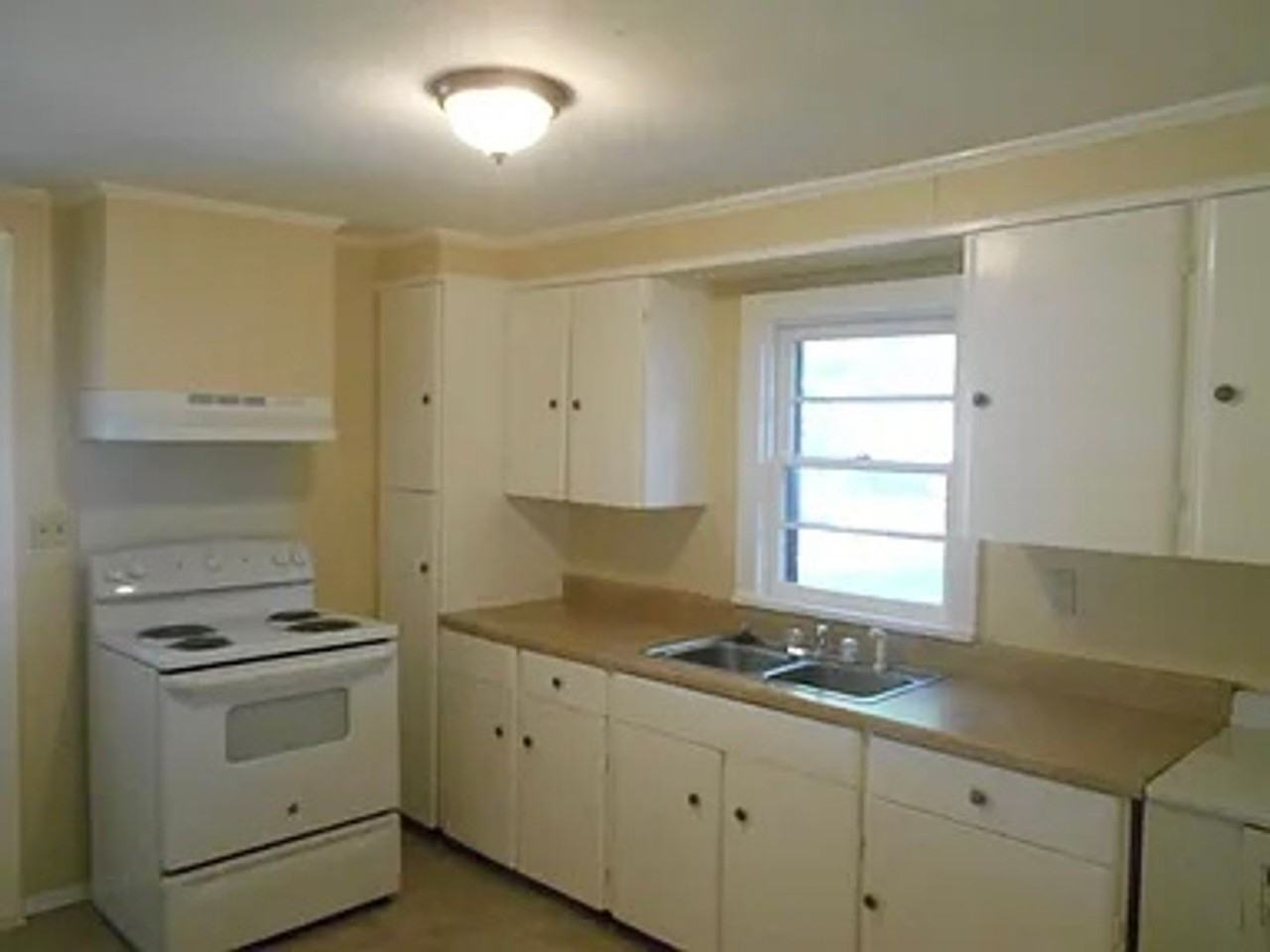 910 Domingue St - Photo 2 of 5