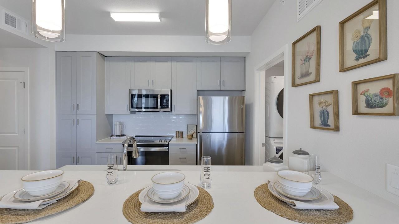 305 N 42nd Ave - Photo 3 of 21