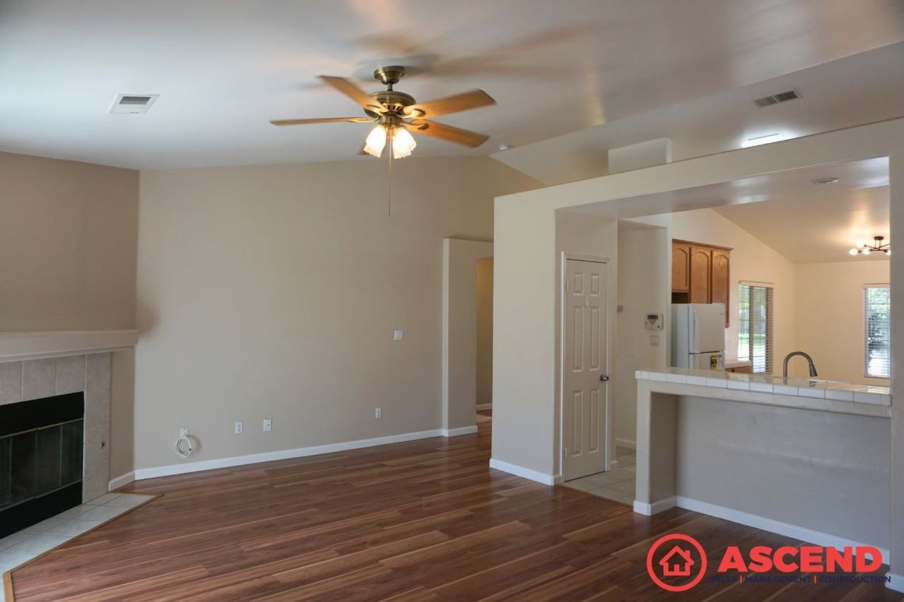 1010 Invermay St - Photo 3 of 11