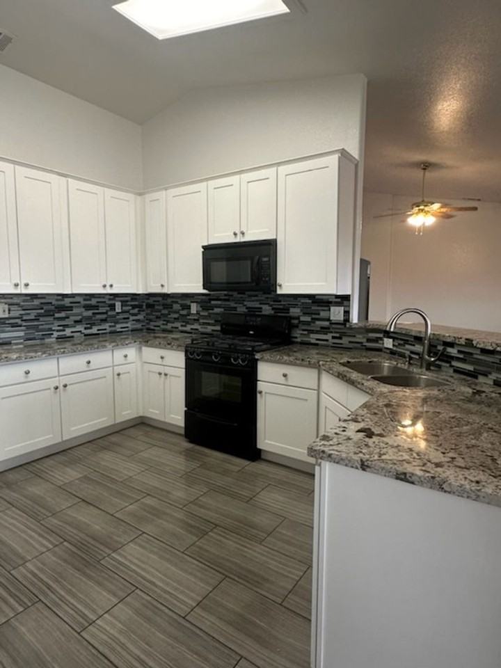 12033 1/2 Locust Ln - Photo 6 of 24