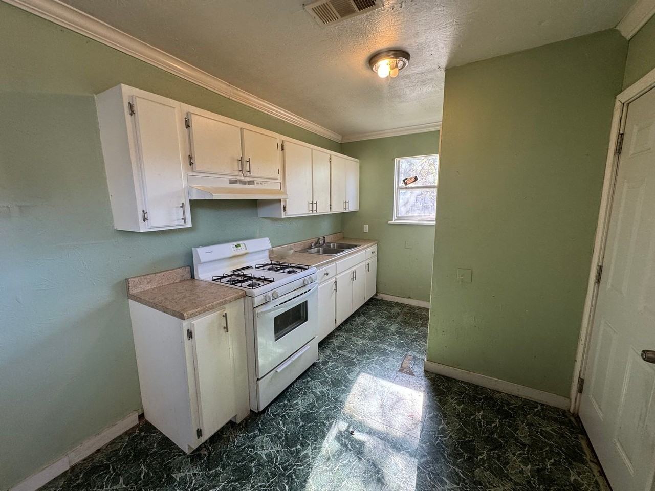 553 Sassafras Ave - Photo 3 of 8