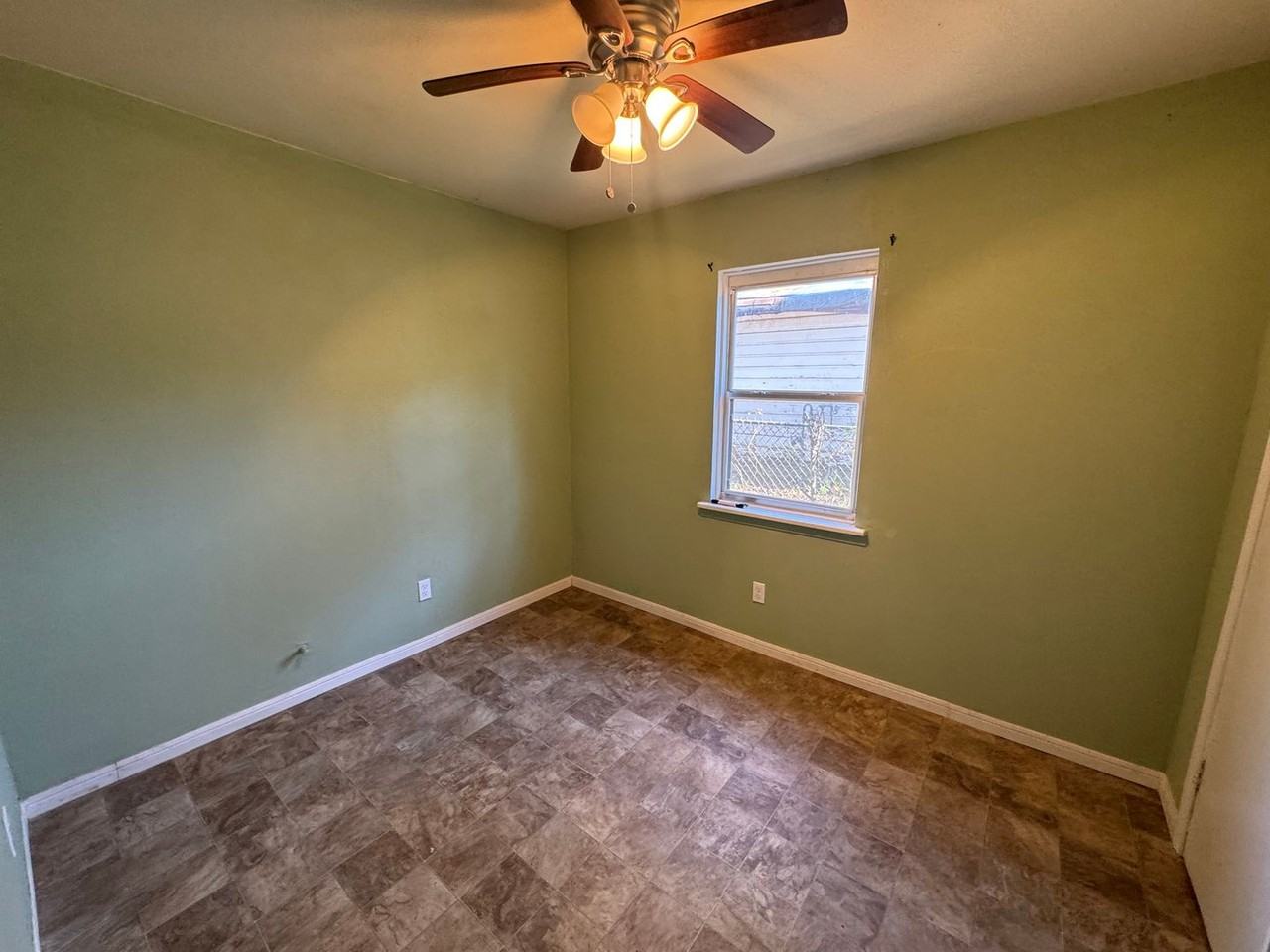553 Sassafras Ave - Photo 4 of 8