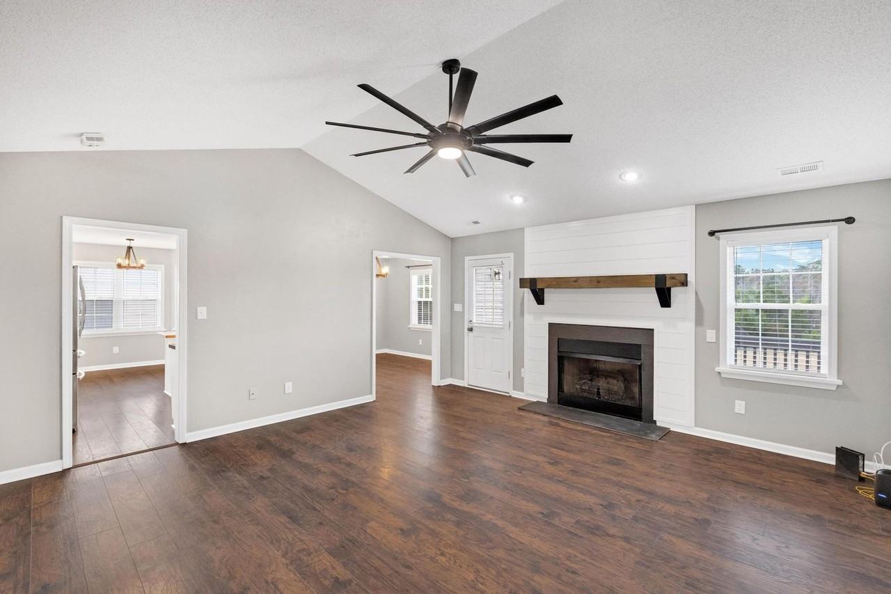 213 E Ridge Ct - Photo 3 of 23