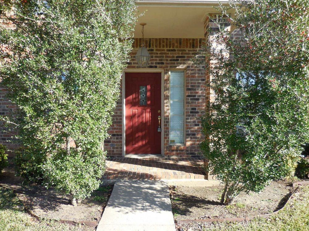 2204 Silverthorn Ln - Photo 2 of 17