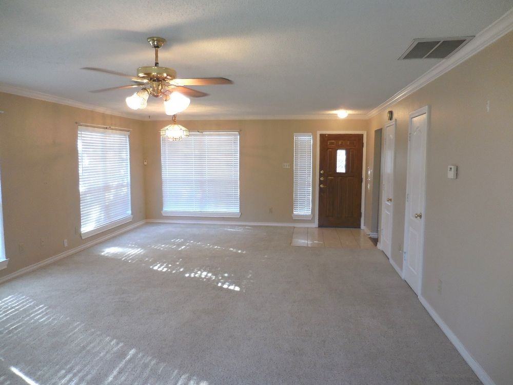 2204 Silverthorn Ln - Photo 3 of 17