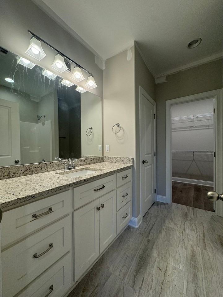 208 Court Cir - Photo 3 of 8