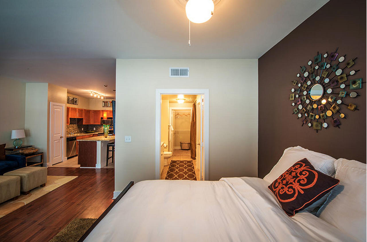 2529 North Henderson Avenue - Photo 3 of 7