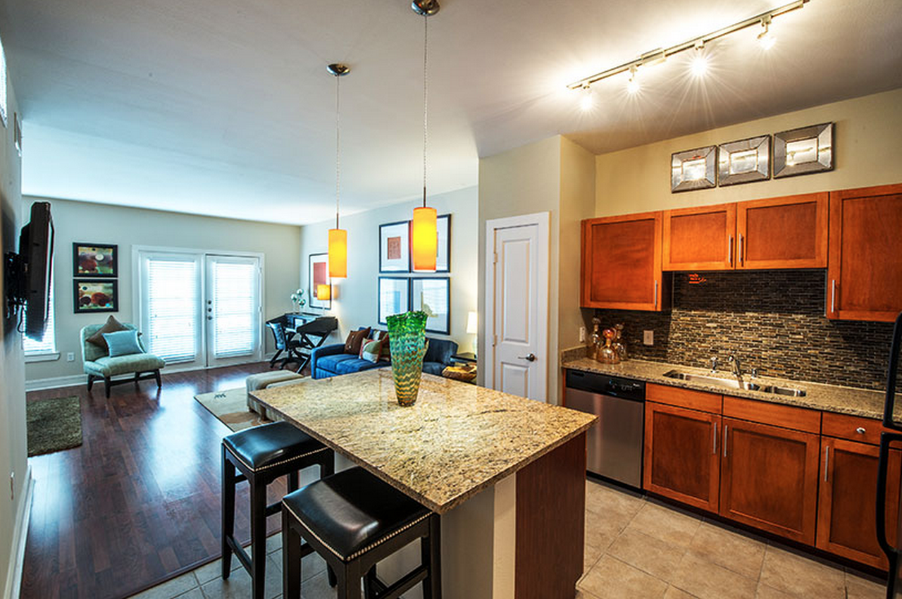 2529 North Henderson Avenue - Photo 2 of 7