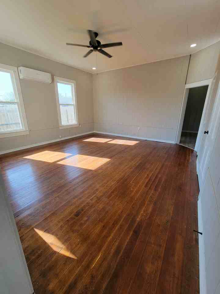 301 N Austin St #NA - Photo 5 of 26