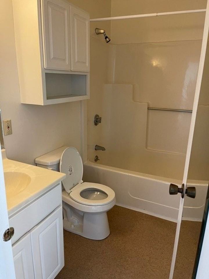 Hillside House Apartments - Photo 4 of 6