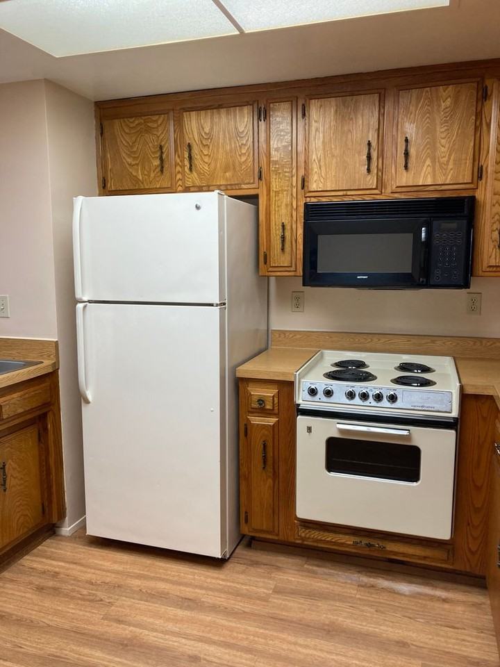 170  -  DESERET APTS - Photo 2 of 10
