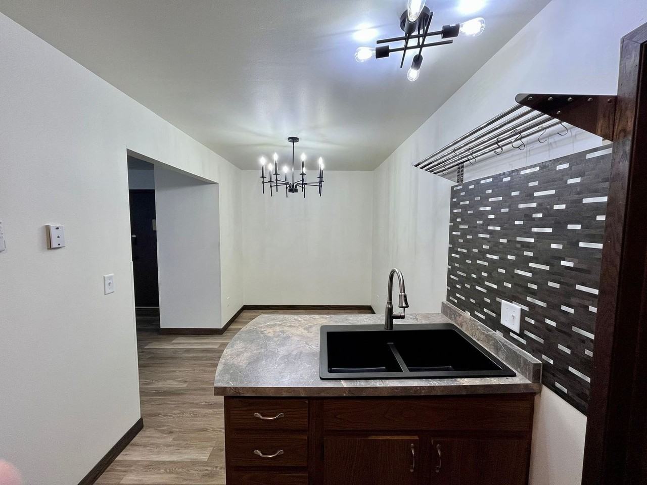 1010 Sawyer Dr - Photo 4 of 36